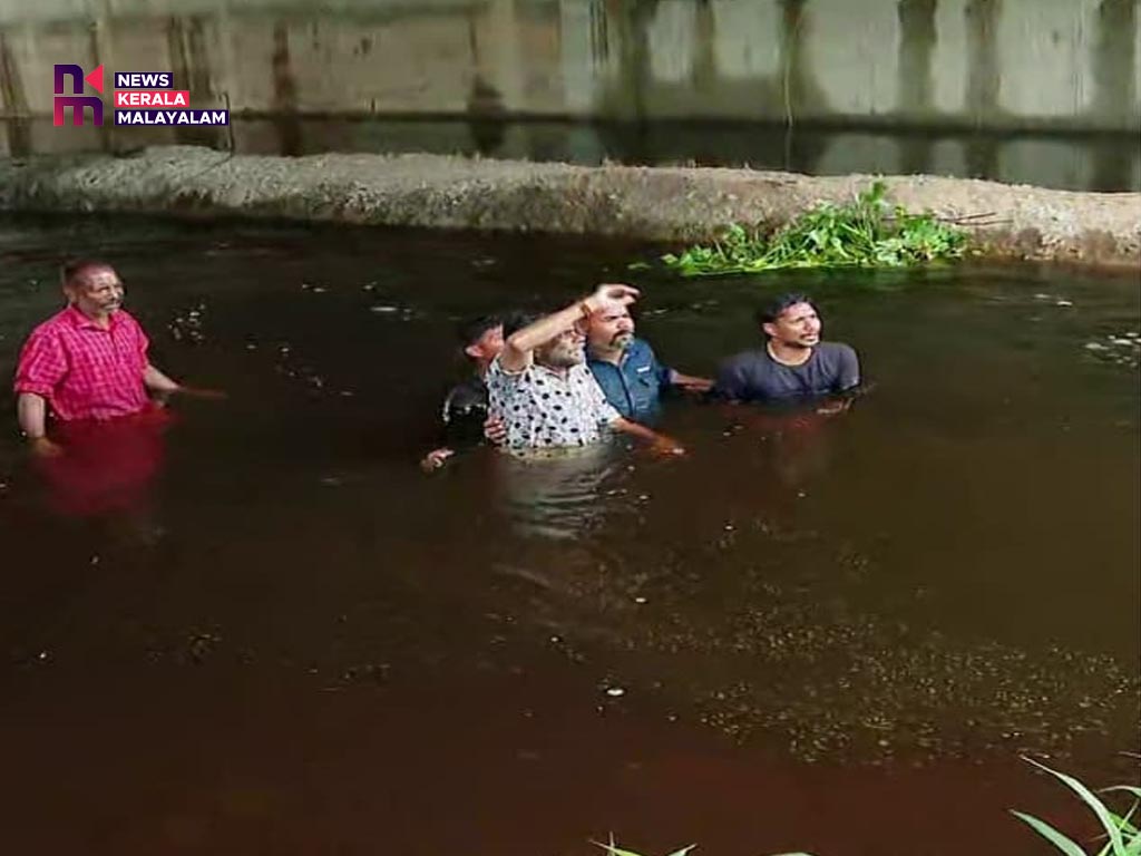 ആലപ്പുഴയിൽ വെള്ളത്തിലിറങ്ങിനിന്ന് പ്രതിഷേധിച്ച് നാട്ടുകാർ